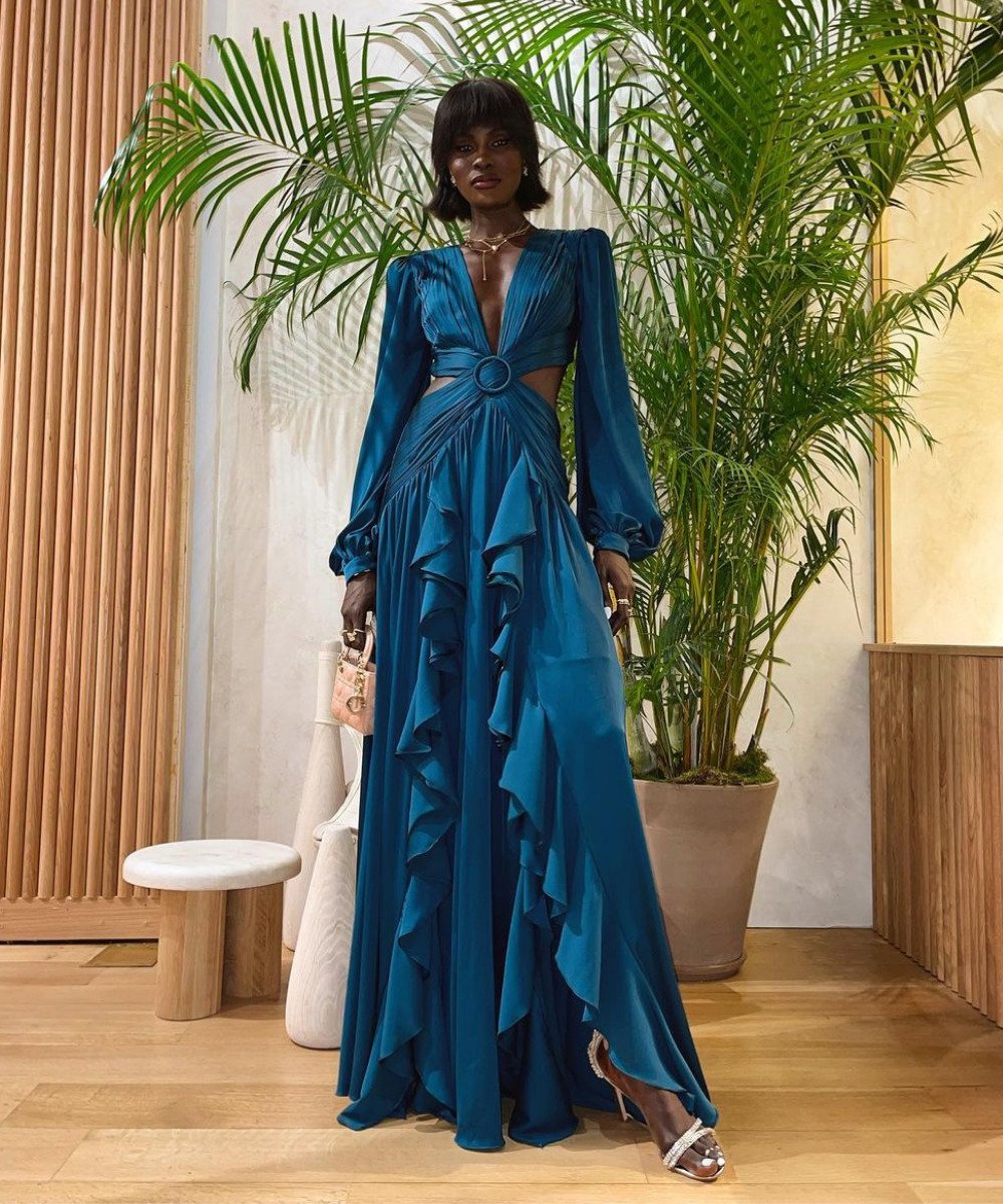 Aude-Julie Alingué - vestido longo azul petroleo com abertura - vestido de festa - Inverno  - em pé em um salão - https://stealthelook.com.br