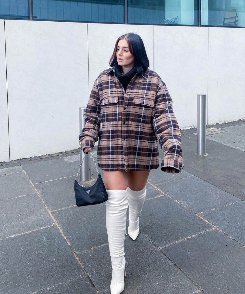 Grace Surguy - shacket longa xadrez e botas de cano longo brancas - casaco de inverno - Inverno  - andando na rua - https://stealthelook.com.br