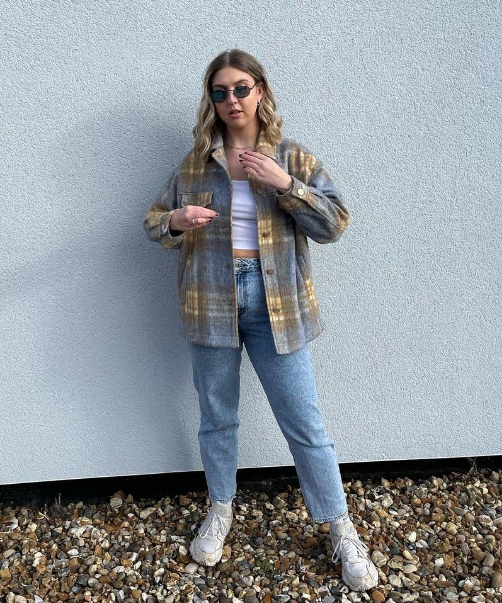 Madison | @Madisoneley - calça jeans, cropped branco, tênis e shacket - casaco de inverno - Inverno  - em pé na rua usando óculos de sol - https://stealthelook.com.br