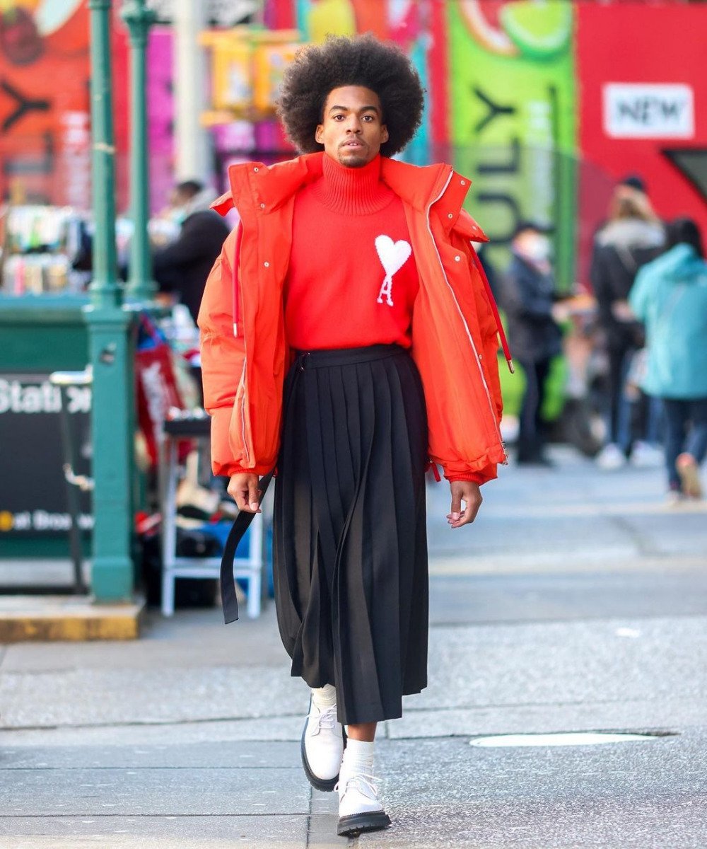 Street Style de Nova York - saia preta plissada, trico vermelho e jaqueta de nylon vermelha - street style de Nova York - Inverno  - andando na rua - https://stealthelook.com.br