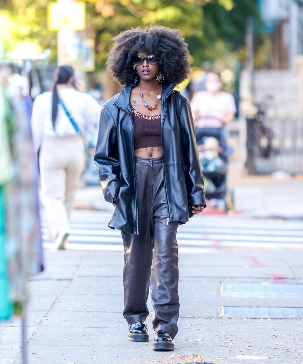 Street Style de Nova York - calça de couro, cropped e jaqueta de couro - street style de Nova York - Inverno  - andando na rua - https://stealthelook.com.br