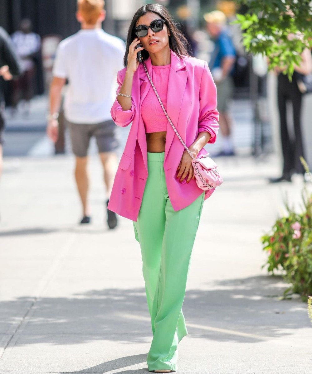 Street Style de Nova York - calça verde, cropped rosa e blazer rosa - street style de Nova York - verão - andando na rua - https://stealthelook.com.br