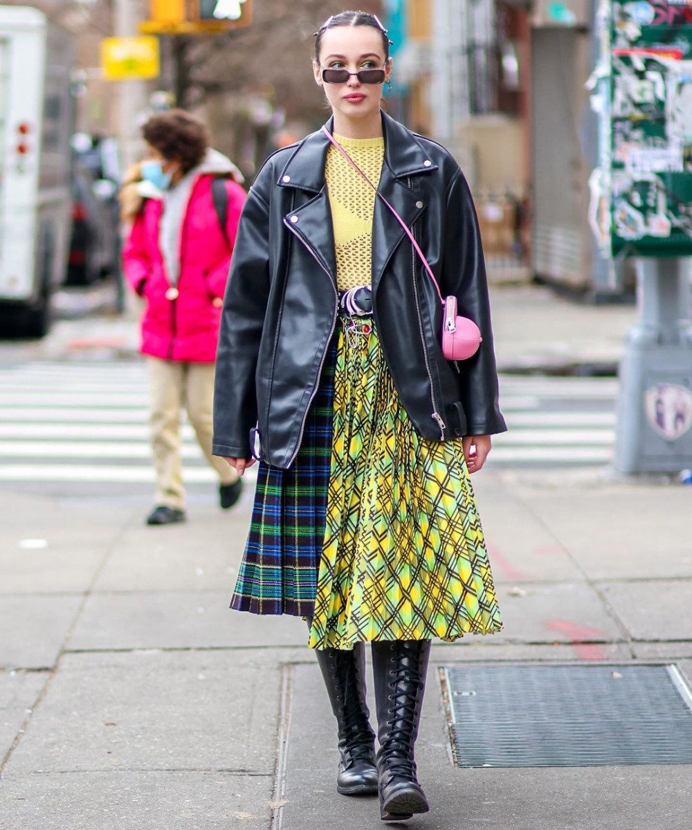 Street Style de Nova York - saia midi xadrez amarela e jaqueta de couro oversized - street style de Nova York - Outono - andando na rua - https://stealthelook.com.br