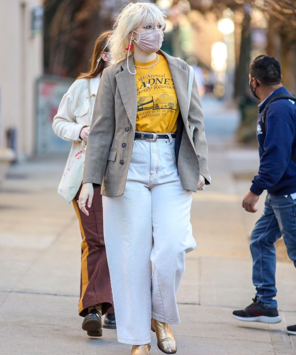 Street Style de Nova York - calça jeans, blazer, t-shirt e bota dourada - street style de Nova York - Outono - andando na rua - https://stealthelook.com.br