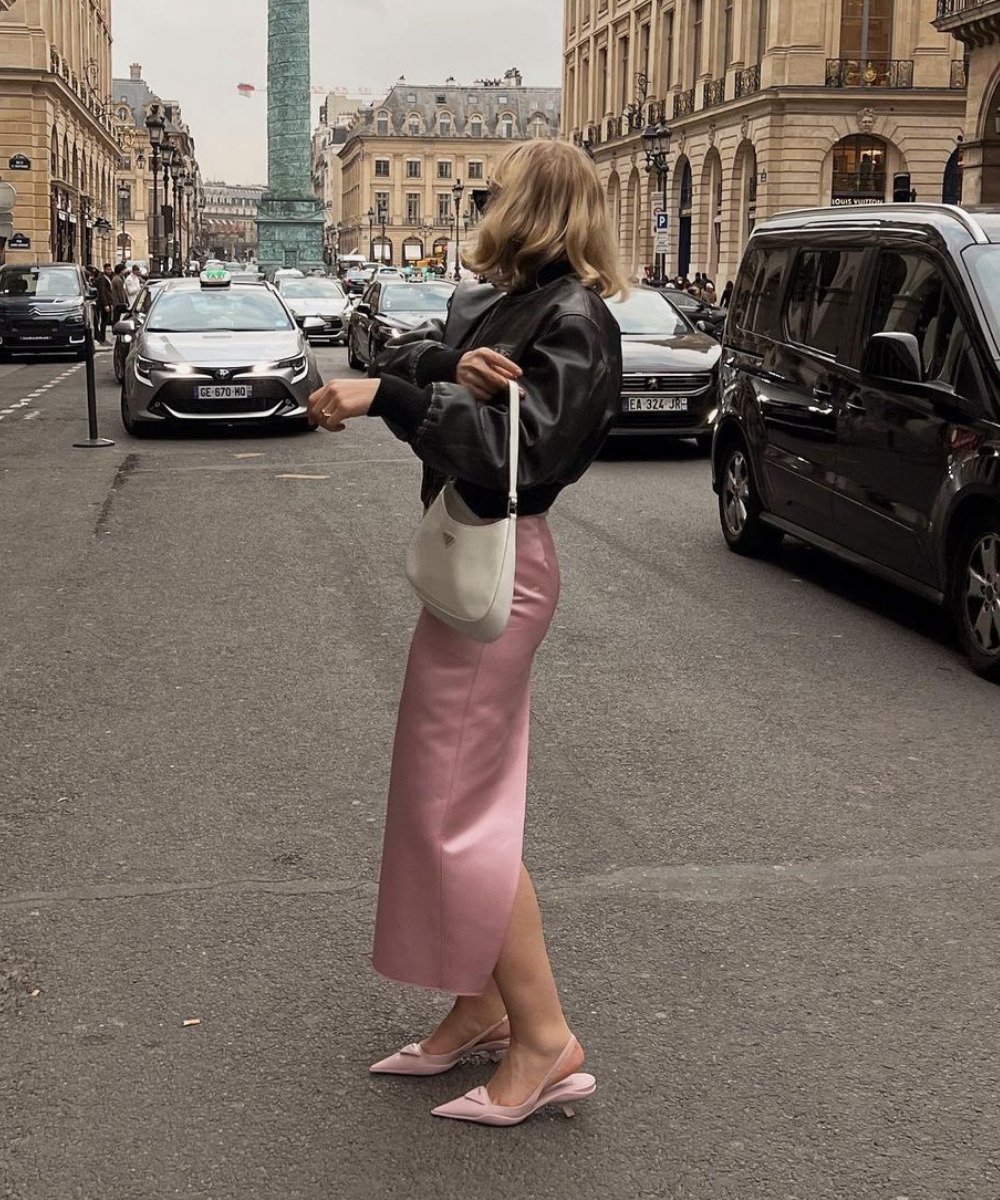 Fanny Ekstrand Tourneur - saia midi rosa acetinada, jaqueta de couro oversized e sapato rosa - saia da Prada - Outono - em pé na rua - https://stealthelook.com.br
