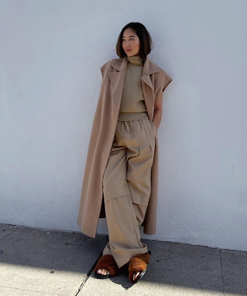 Aimee Song - calça wide leg de moletom, colete e regata beges - calça wide leg - Outono - em pé na rua encostada em uma parede - https://stealthelook.com.br