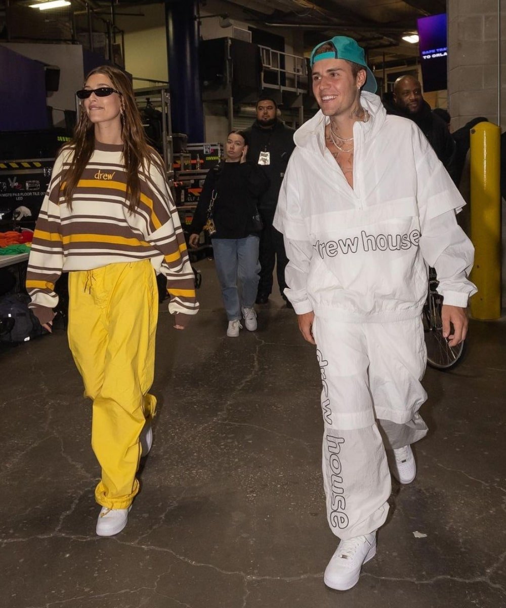 Justin e Hailey Bieber - conjunto cinza de moletom - Hailey e Justin Bieber - Outono - andando juntos - https://stealthelook.com.br