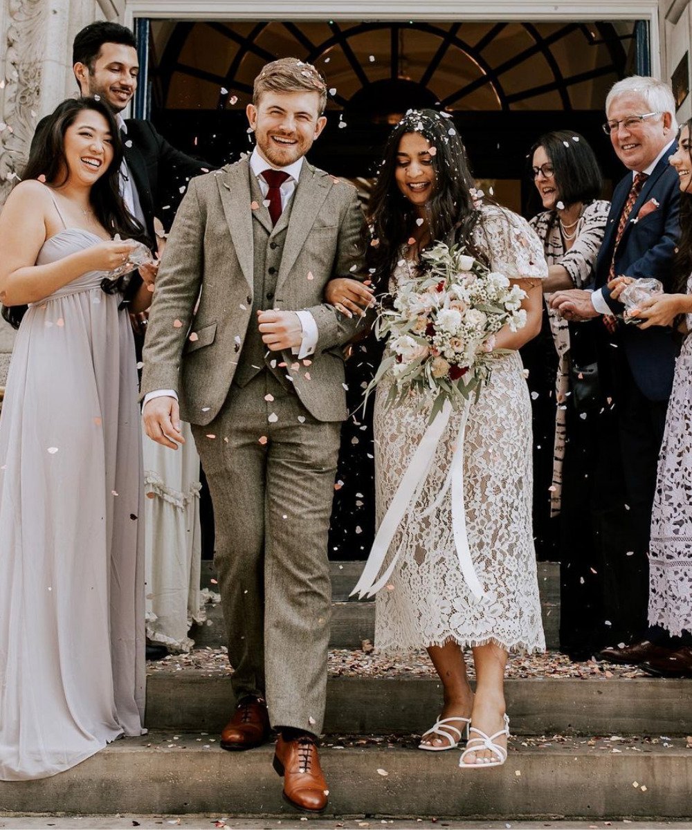 Jacob e Rhea - vestido midi rendado de noiva - sapatos de casamento - verão - descendo da escada sorrindo de mãos dadas com o noivo - https://stealthelook.com.br