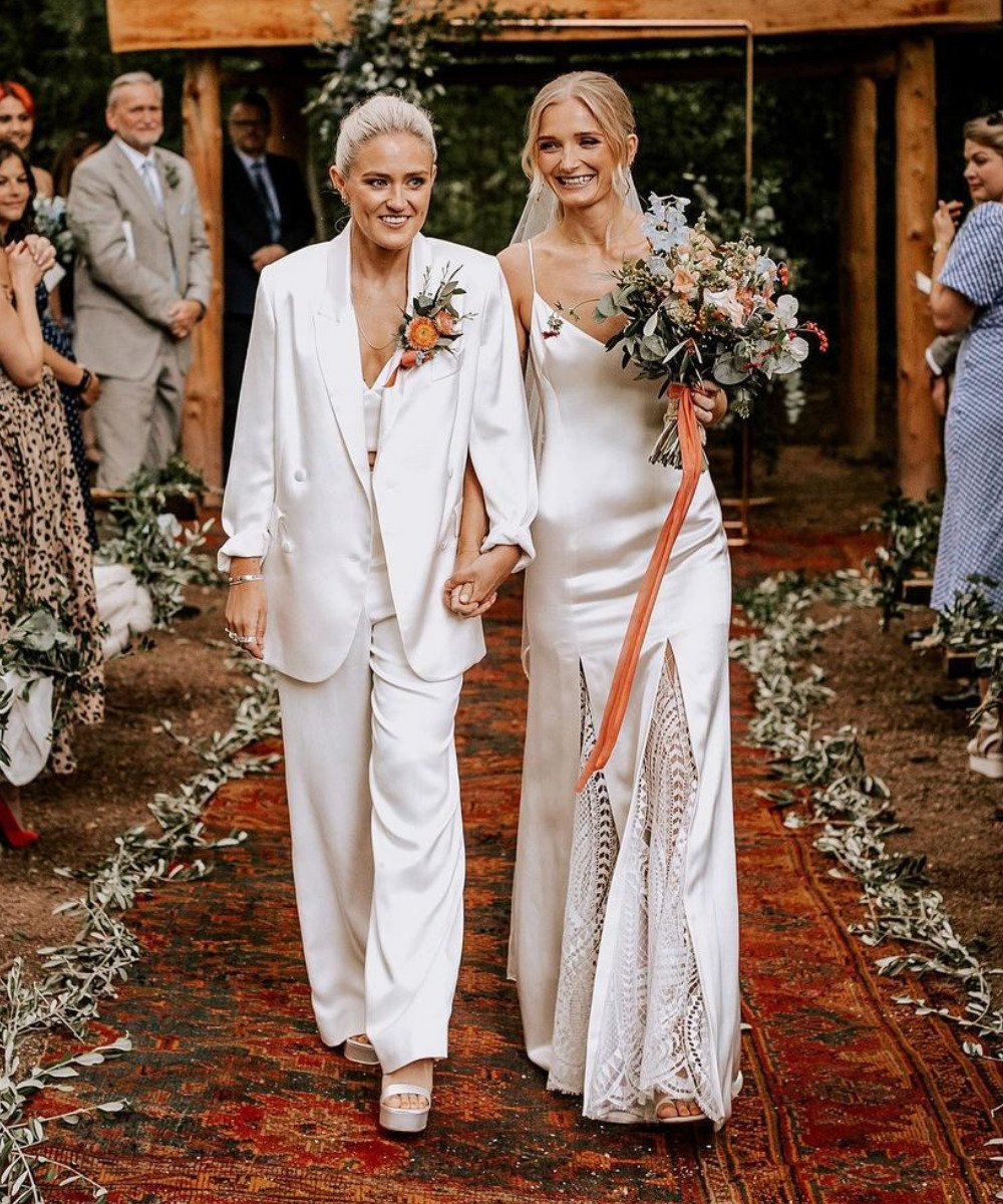 Sophie e Katie - vestido de noiva e terno branco para noivas - sapatos de casamento - Outono - andando juntas pelo altar - https://stealthelook.com.br