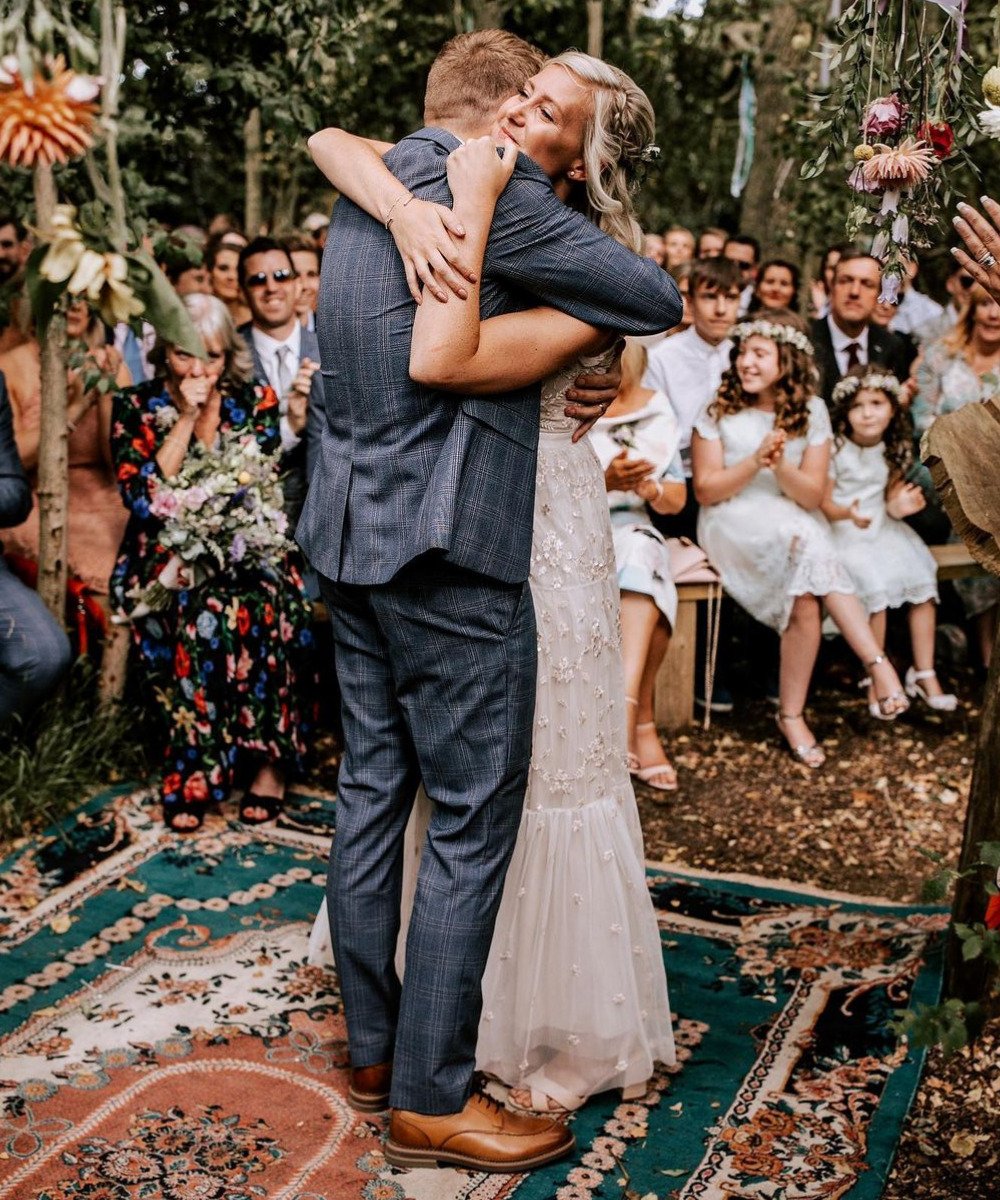 Aimie e Danny - vestido de noiva rendado - sapatos de noiva - Verão - casal abraçado no casamento - https://stealthelook.com.br