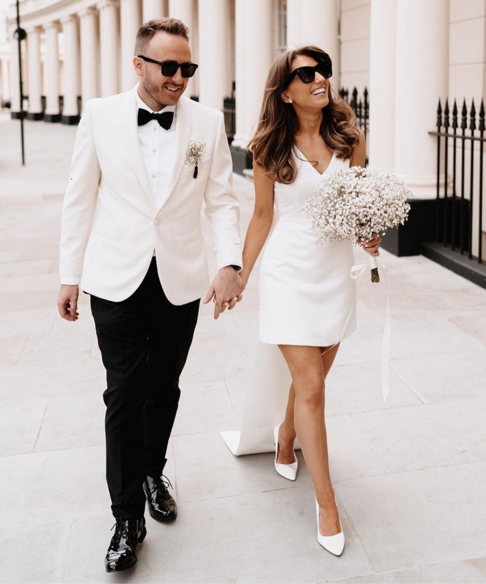 Skyla Ollie e Olly Wood - vestido curto de noiva e scarpins - sapatos de noiva - Verão - andando de mãos dadas com o namorado - https://stealthelook.com.br