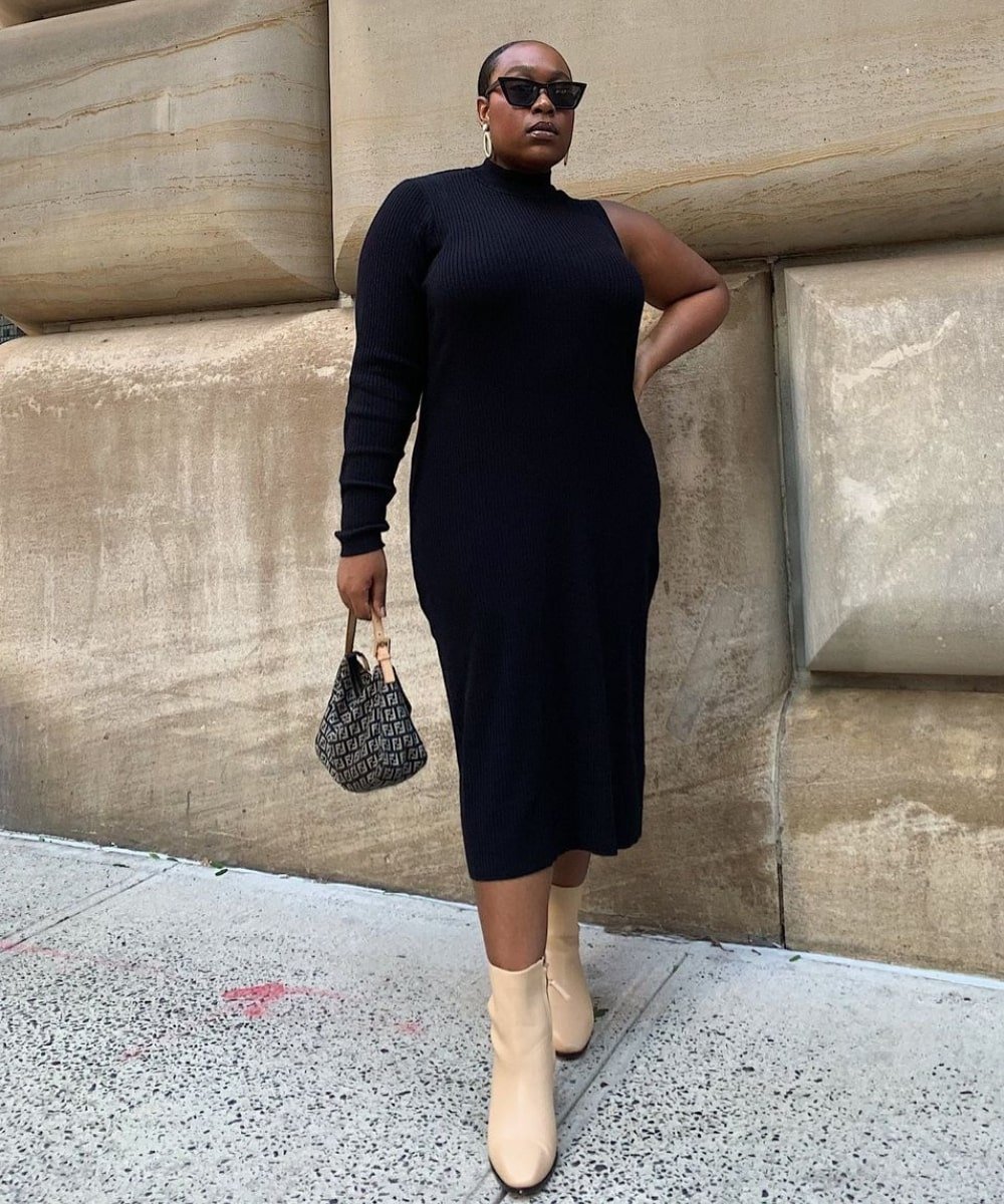 Aniyah Morinia - vestido preto canelado de um ombro só e botas - bota branca - Outono - em pé na rua - https://stealthelook.com.br