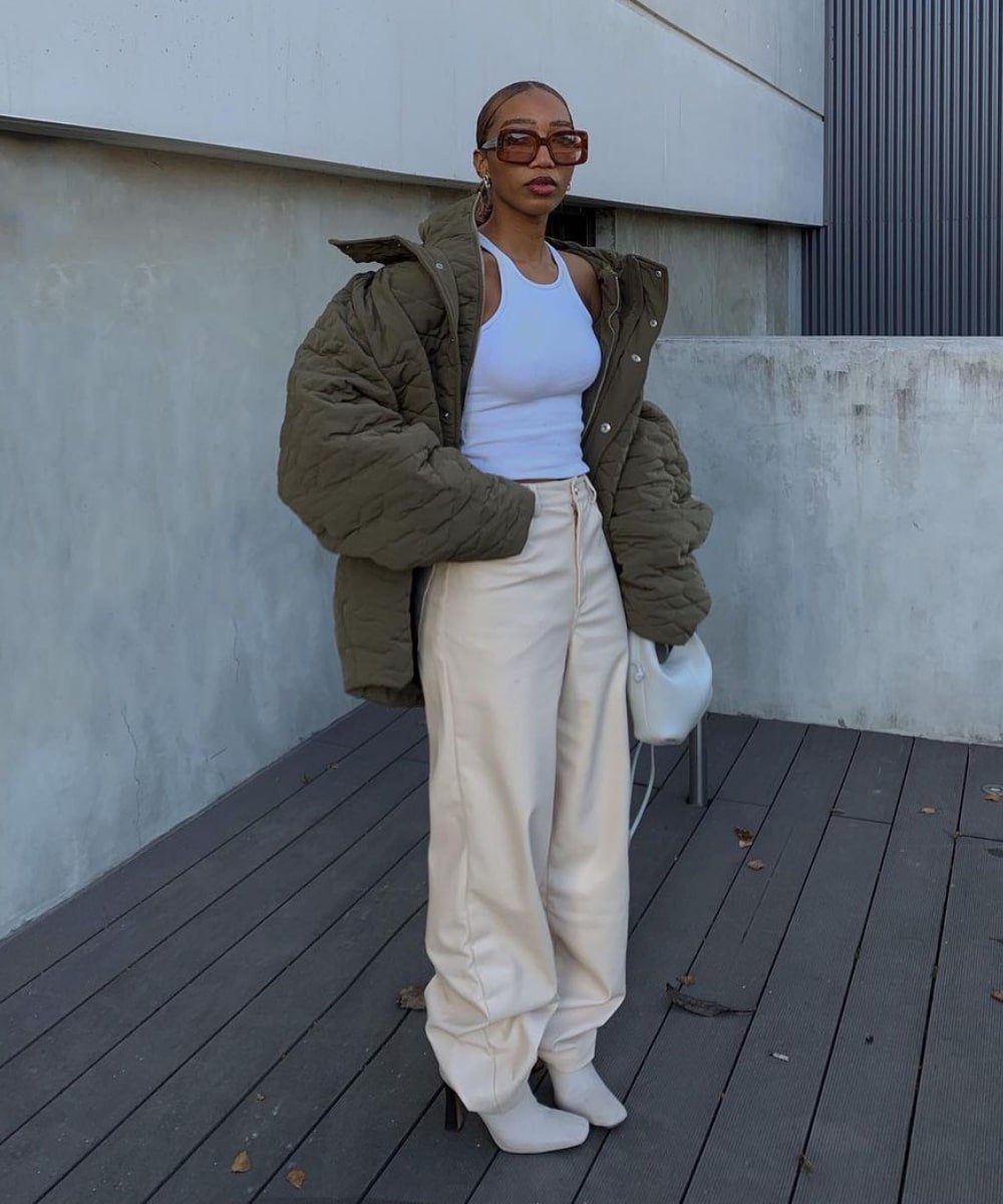 Solène Oj - calça off white, regata branca, jaqueta puffer e botas - bota branca - Outono - em pé na rua usando óculos de sol - https://stealthelook.com.br