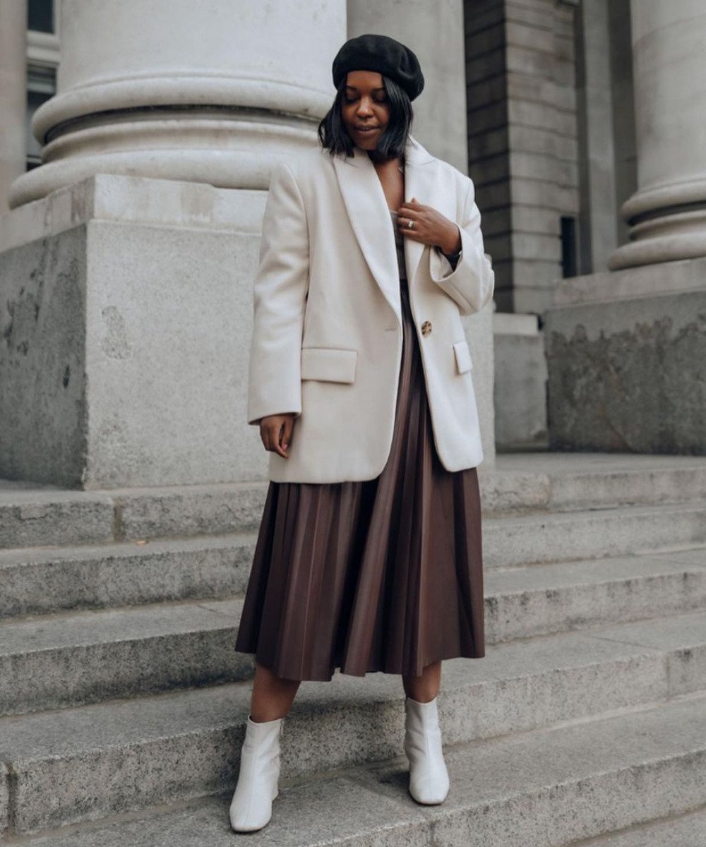 @styleidealist - saia plissada, cropped, blazer e boina - bota branca - Outono - em pé na escada - https://stealthelook.com.br