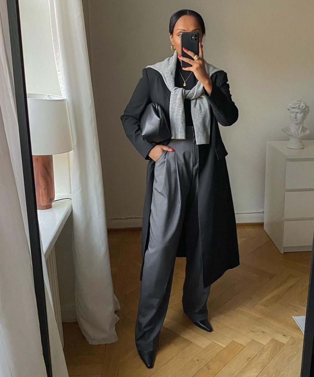 Lydia | @femmeblk - calça de alfaiataria, blazer preto e botas - bota de cano longo - Inverno  - foto na frente do espelho - https://stealthelook.com.br