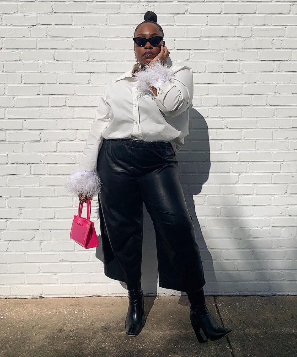 Aniyah Morinia - calça pantacourt preta, camisa branca e botas - bota de cano longo - Outono - em pé na rua - https://stealthelook.com.br