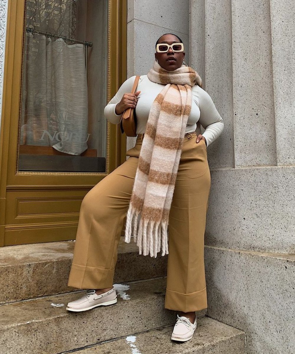 Aniyah Morinia - calça de alfaiataria bege, blusa branca, cachecol e óculos de sol - inverno 2022 - Inverno  - em pé na escada - https://stealthelook.com.br