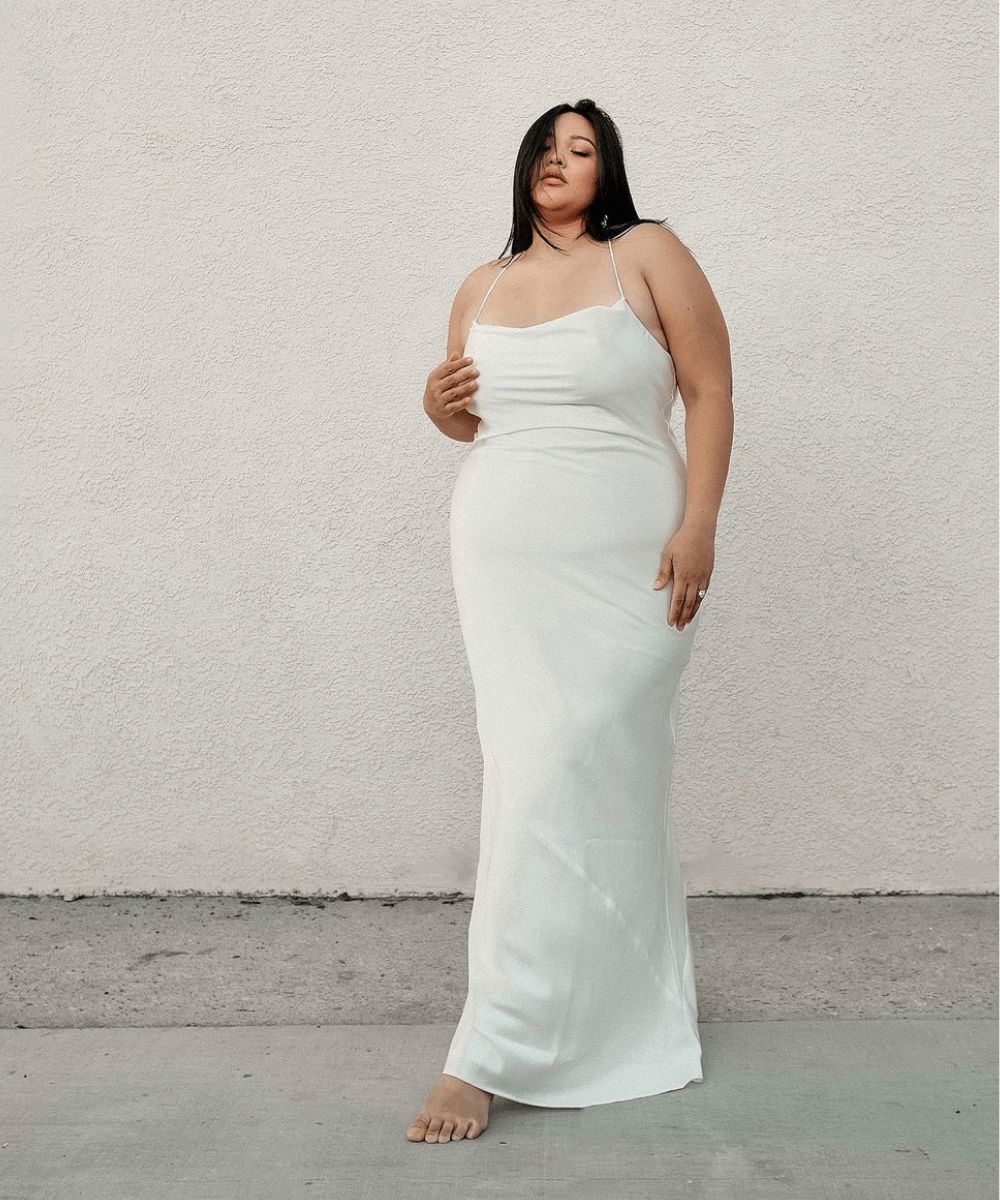 Noelle Venegas - vestido de noiva slipdress - vestido de noiva - Inverno 2022 - em frente a uma parede - https://stealthelook.com.br