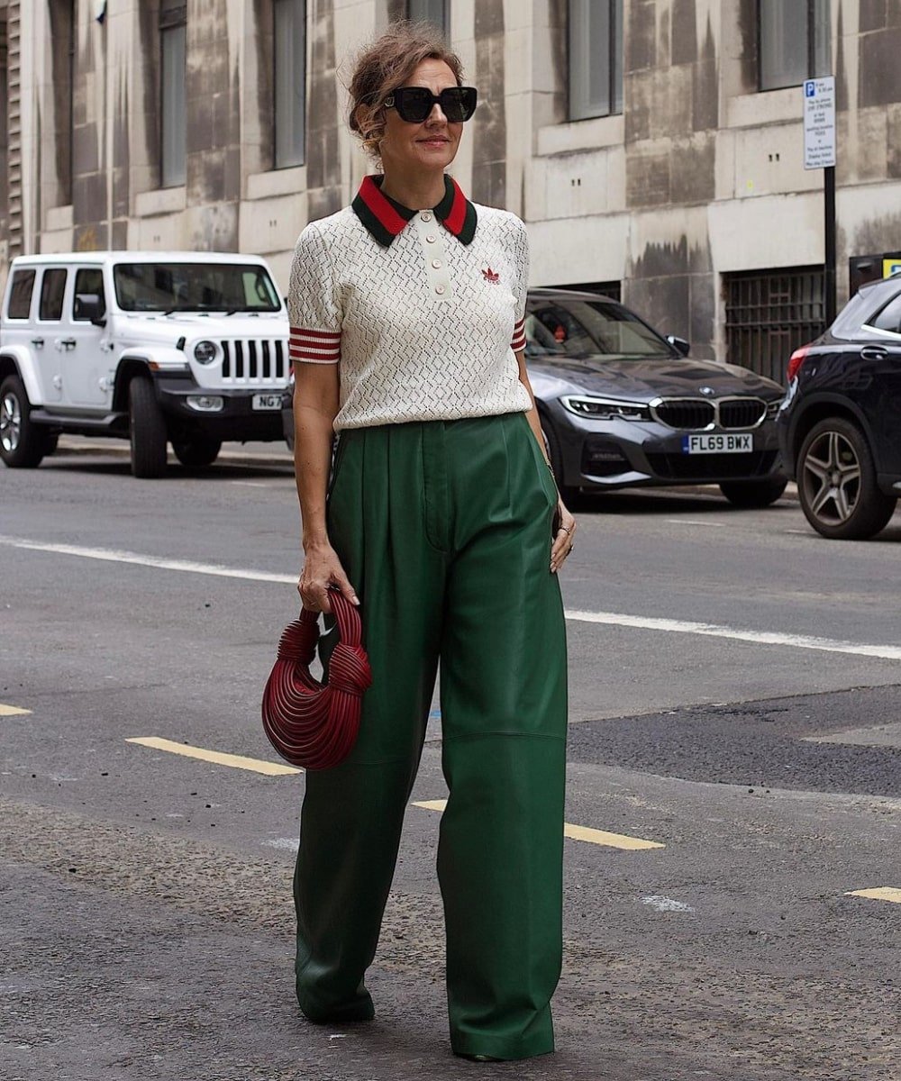 Renia Jaz - calça verde, blusa polo adida e gucci e óculos de sol - looks novos - Outono - andando na rua - https://stealthelook.com.br