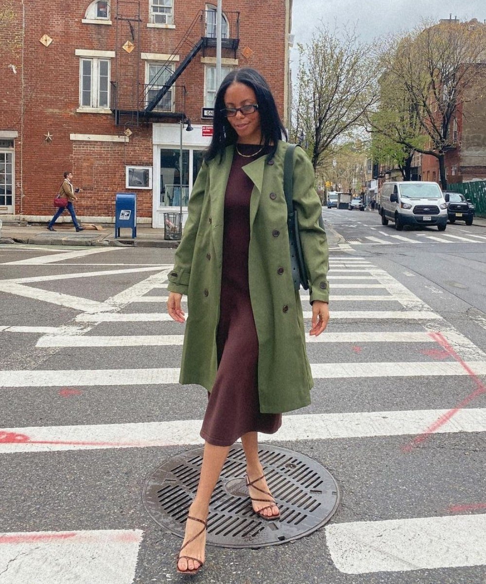 Sierra | @_sierramayhew - vestido marrom, casaco longo verde e sandálias - looks novos - Verão - andando na rua - https://stealthelook.com.br