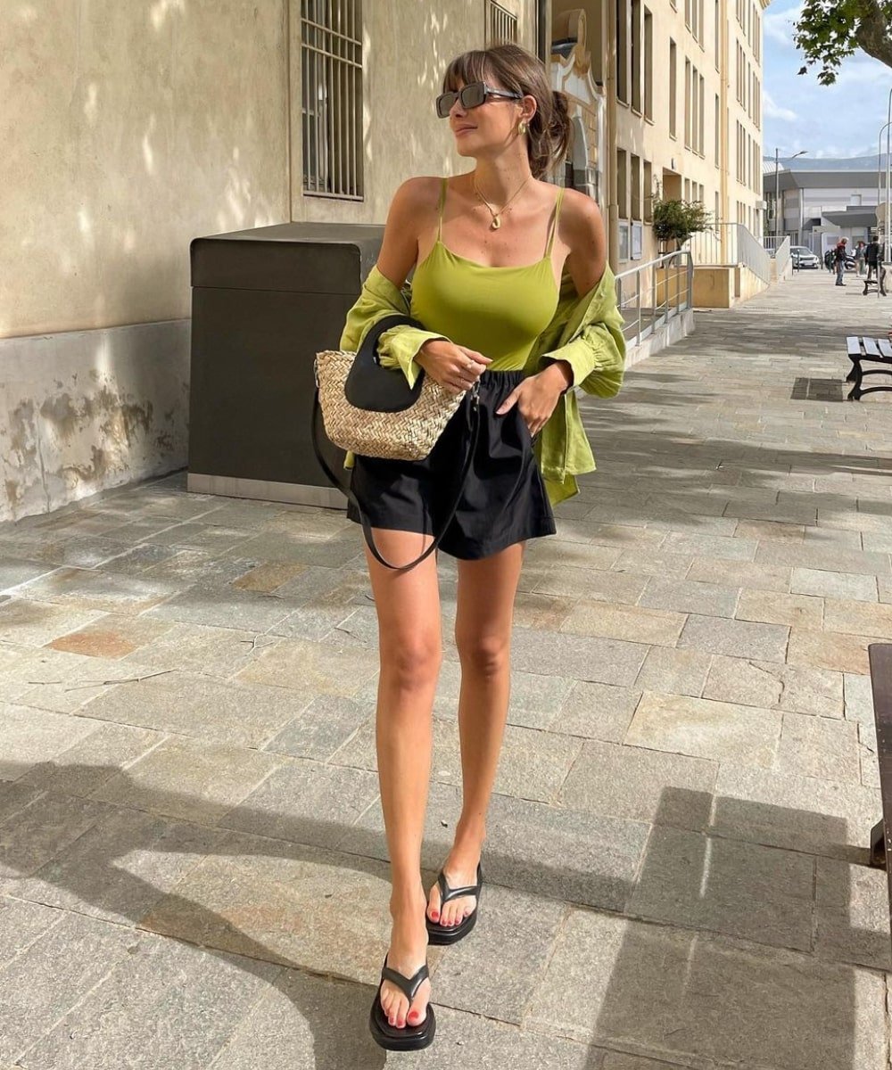 Julie Sergent Ferreri - shorts preto de tecido, regata verde, camisa e sandália - looks novos - Verão - andando na rua - https://stealthelook.com.br