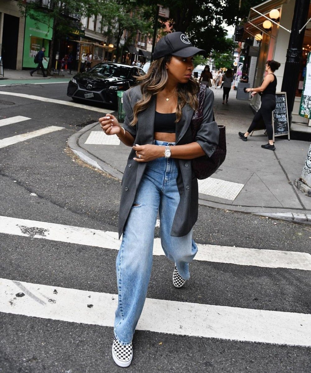 Karen Blanchard - calça jeans, vans xadrez slip on, blazer e boné - looks novos - Outono - andando na rua - https://stealthelook.com.br
