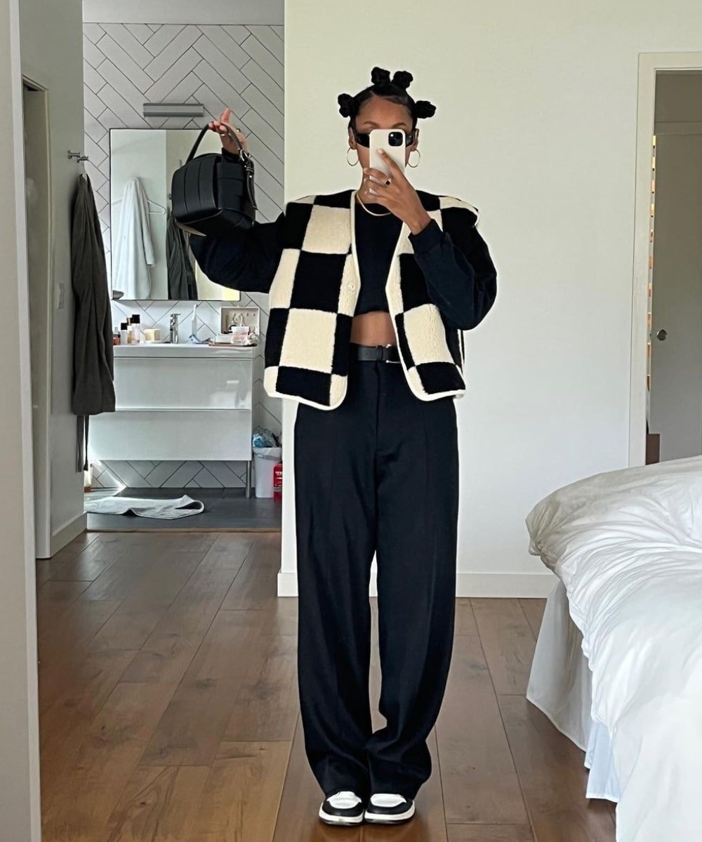 Claire Most - calça preta folgada, blusa preta e colete xadrez quadriculado - looks novos - Outono - foto na frente do espelho - https://stealthelook.com.br