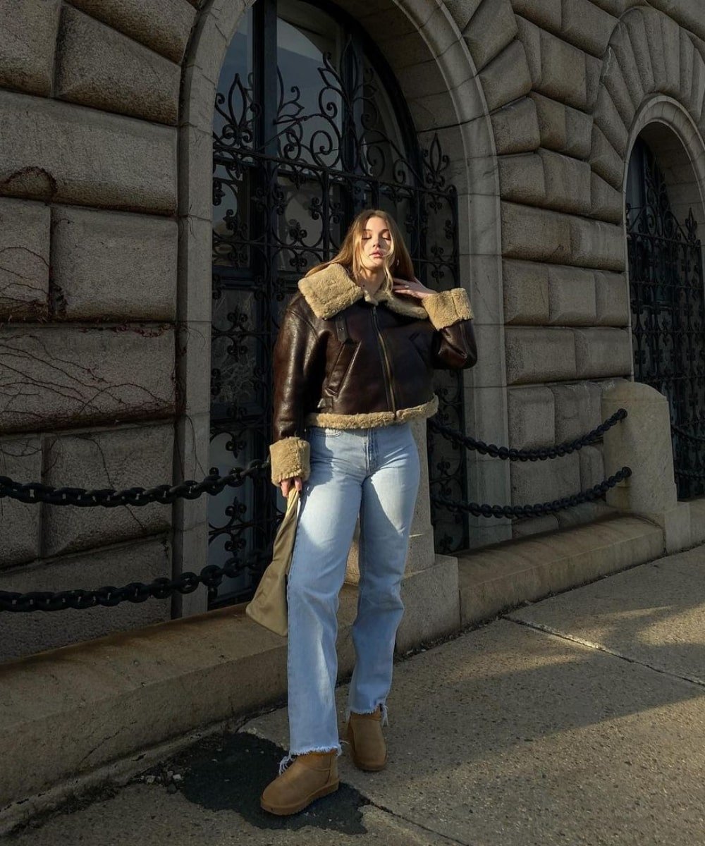 Michelle Rose Drumm - calça jeans, bota ugg marrom e jaqueta shearling - looks novos - Inverno  - em pé na rua - https://stealthelook.com.br
