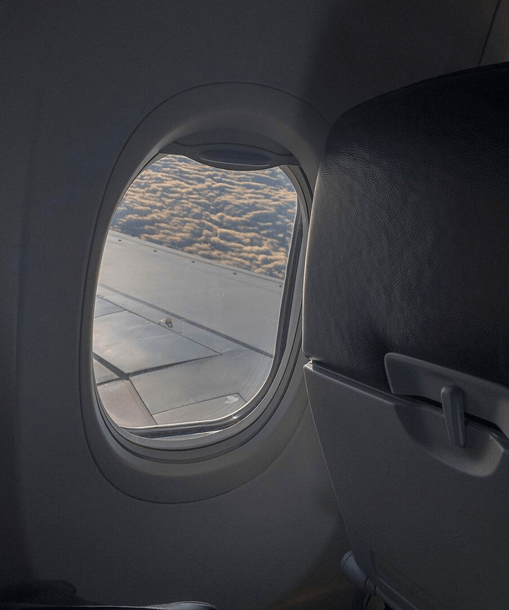@mymood.ssen - janela do avião - dia dos namorados - Inverno 2022 - avião - https://stealthelook.com.br