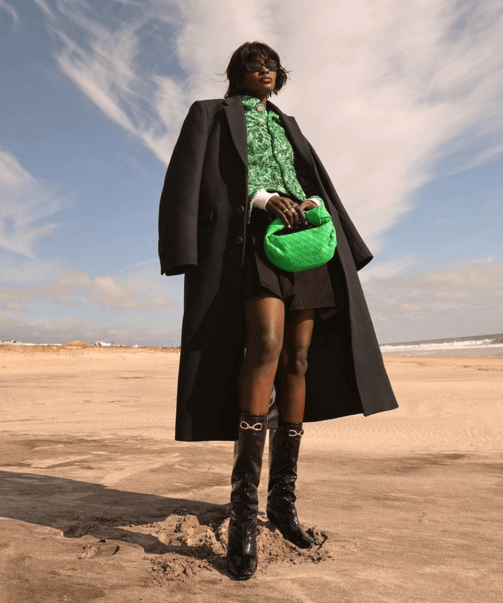 Amy Julliette Lefévre - blusa verde com mini saia e casaco alongado com bota - looks versáteis - Inverno 2022 - no deserto - https://stealthelook.com.br