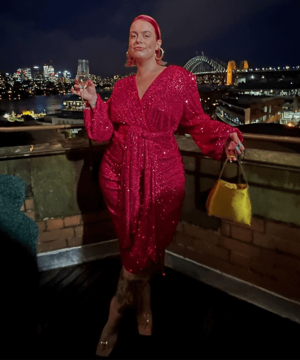 Soph Lewis - vestido midi de brilho vermelho - looks versáteis - Inverno 2022 - festa - https://stealthelook.com.br
