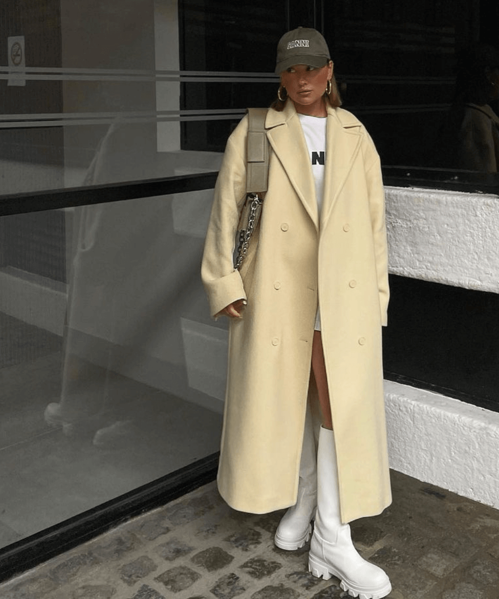 Hannah Whiting - casaco longo com bota tendência galocha tratorada - bota tendência - Inverno 2022 - na rua - https://stealthelook.com.br