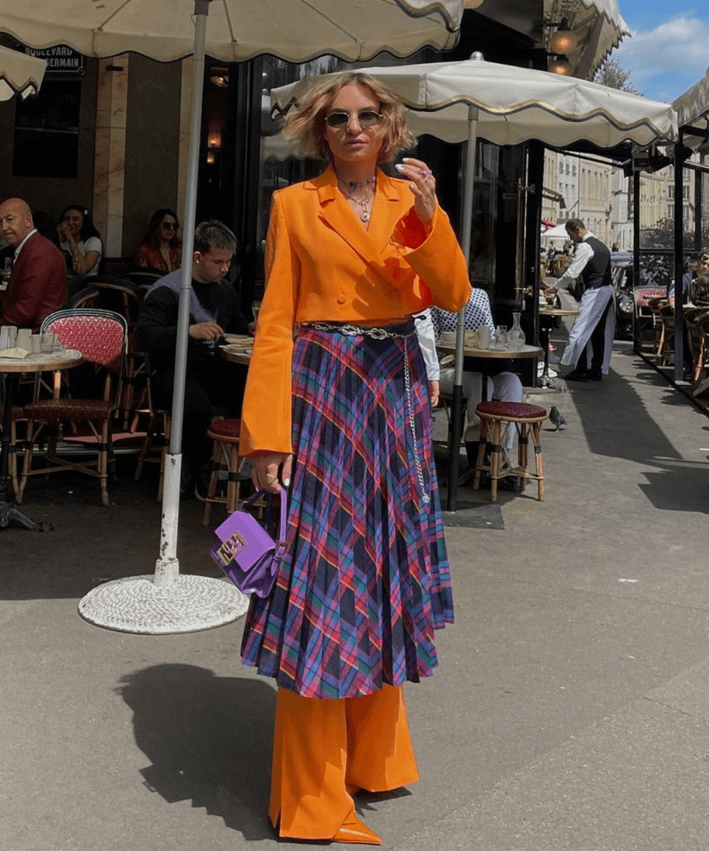 Viktoriia Bogodist - set laranja com saia xadrez - moda New Wave - Inverno 2022 - na rua - https://stealthelook.com.br