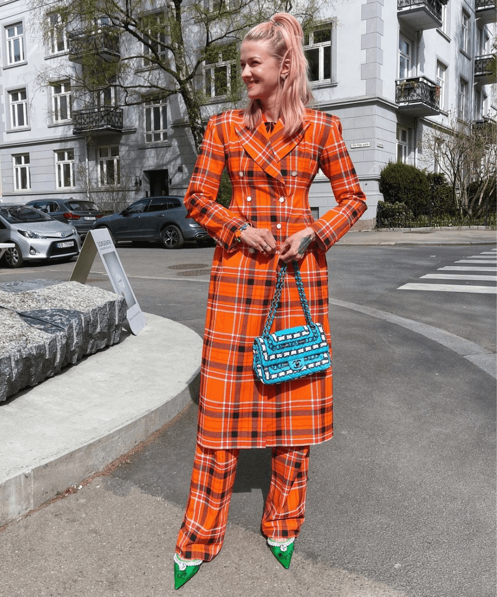 Marianne Theodorsen - set xadrez tartan laranja - moda New Wave - Inverno 2022 - na rua - https://stealthelook.com.br