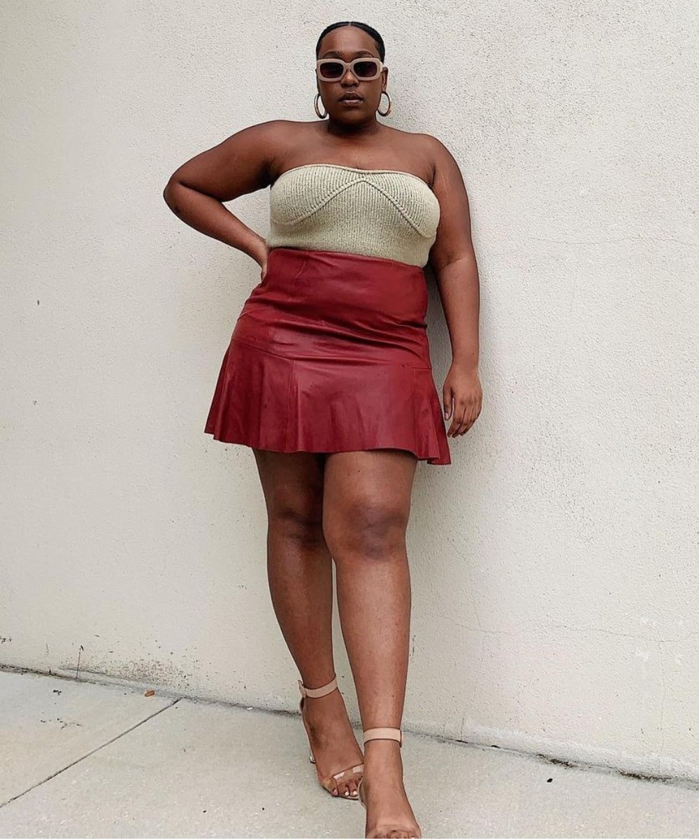 Aniyah Morinia - blusa sem alça bege, saia vinho e sandália - tendência de moda - Verão - em pé na rua usando óculos de sol - https://stealthelook.com.br