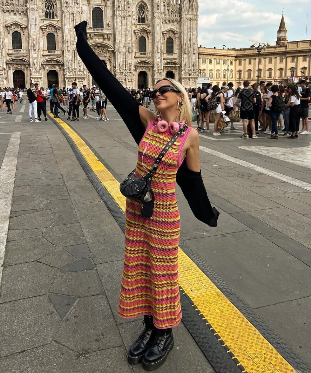 Sofia Coelho - vestido midi rosa e vermelho, jaqueta e bolsa le cagole preta - bolsa da balenciaga - Outono - em pé na rua com os dois braços abertos - https://stealthelook.com.br