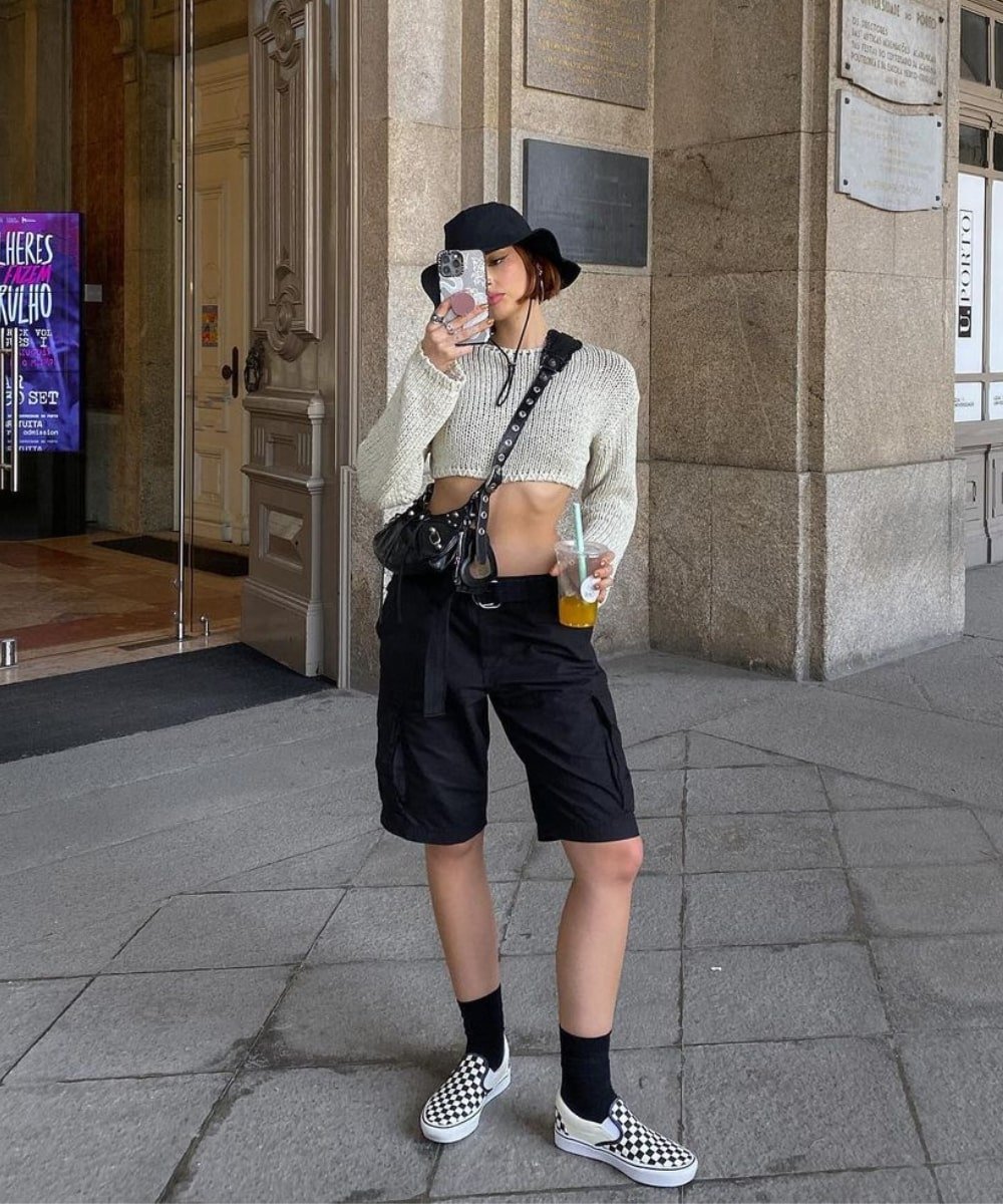 Ines Silva | @irisloveunicorns - bermuda preta, cropped de manga longa, bucket hat e bolsa preta - bolsa da balenciaga - Outono - em pé na rua - https://stealthelook.com.br