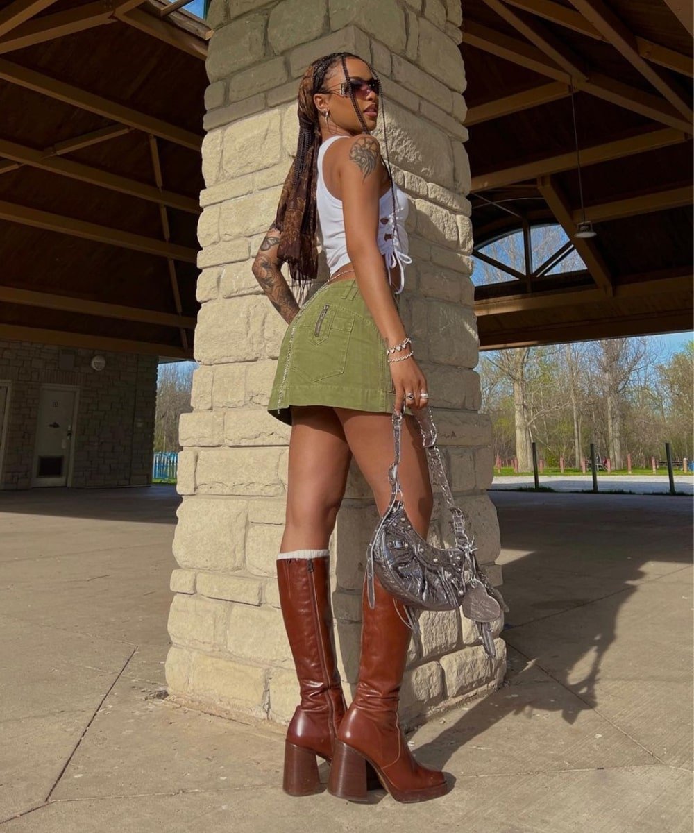 Chloe | @idfwuchloe - minissaia verde, blusa branca, botas e bolsa le cagole - bolsa da balenciaga - Primavera - em pé na rua - https://stealthelook.com.br