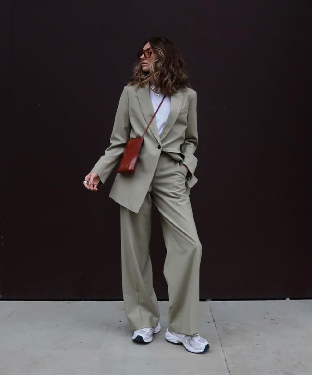 Chloe Hayward - conjunto de alfaiataria verde claro - presente de dia dos namorados - outono - em pé na rua - https://stealthelook.com.br