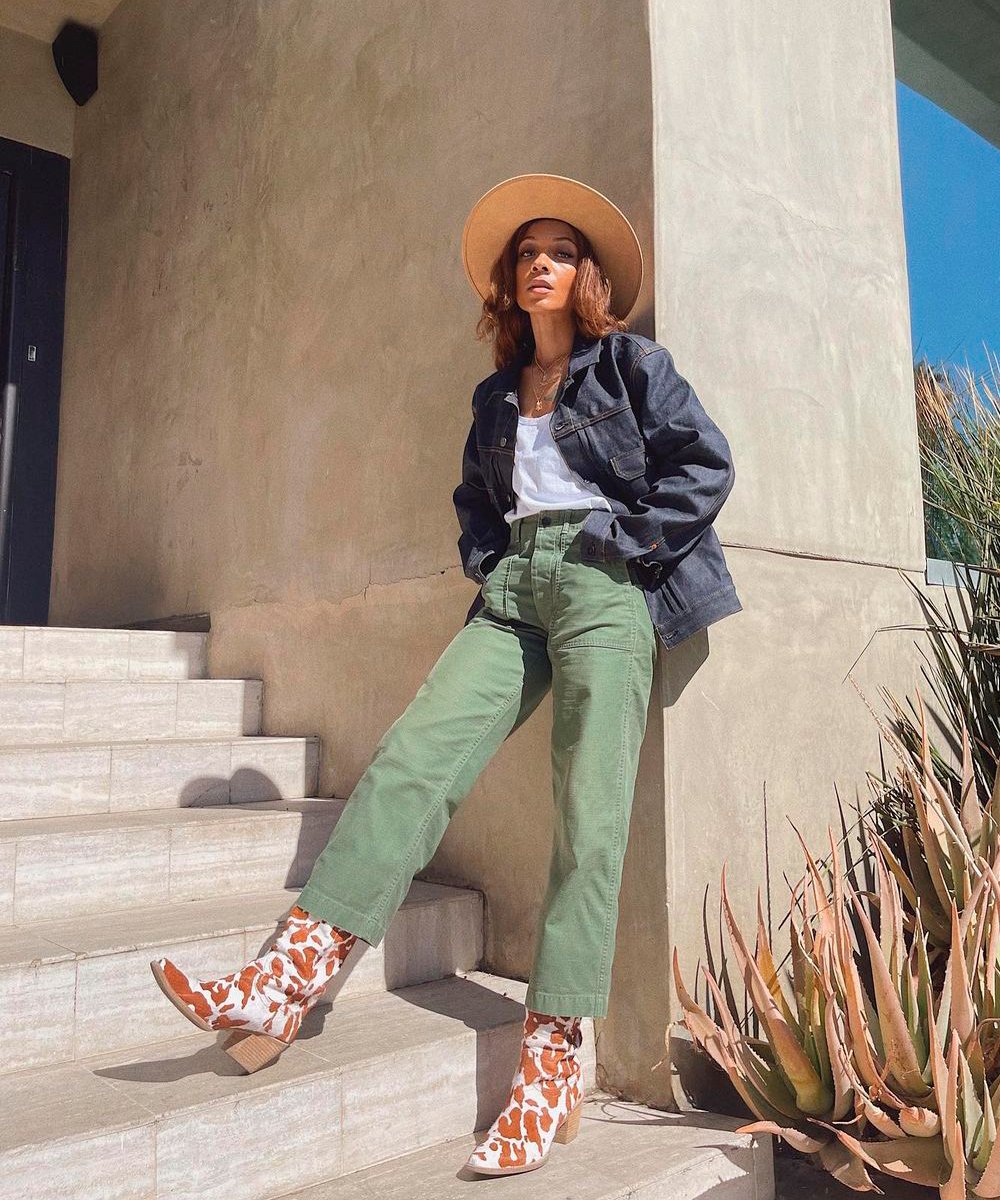 It girls - bota western, jaqueta jeans, calça verde - bota western - Outono - Street Style  - https://stealthelook.com.br