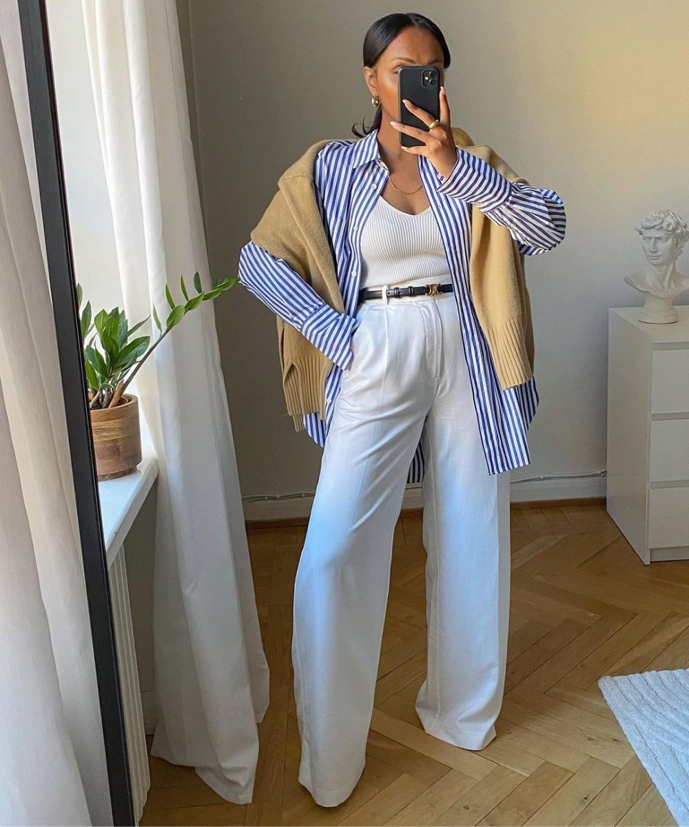 Lydia | @femmeblk - calça branca, camisa listrada azul e jaqueta - looks minimalistas - Inverno  - foto na frente do espelho - https://stealthelook.com.br