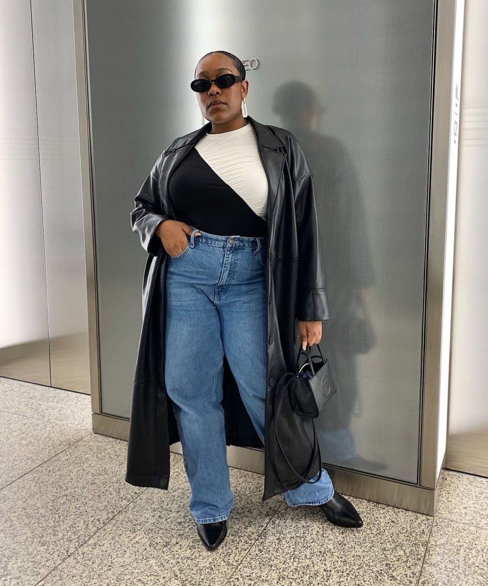 Aniyah Morinia - calça jeans, blusa preta e branca, bota e casaco longo preto - looks minimalistas - Inverno  - em pé na rua - https://stealthelook.com.br