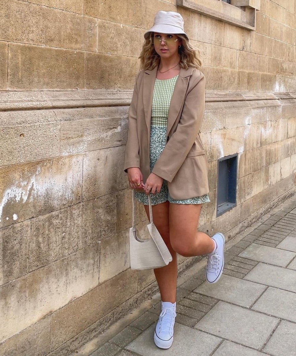 Madison | @Madisoneley - short estampado, cropped, blazer, bucket e tenis - looks de inverno - Primavera - em pé na rua - https://stealthelook.com.br