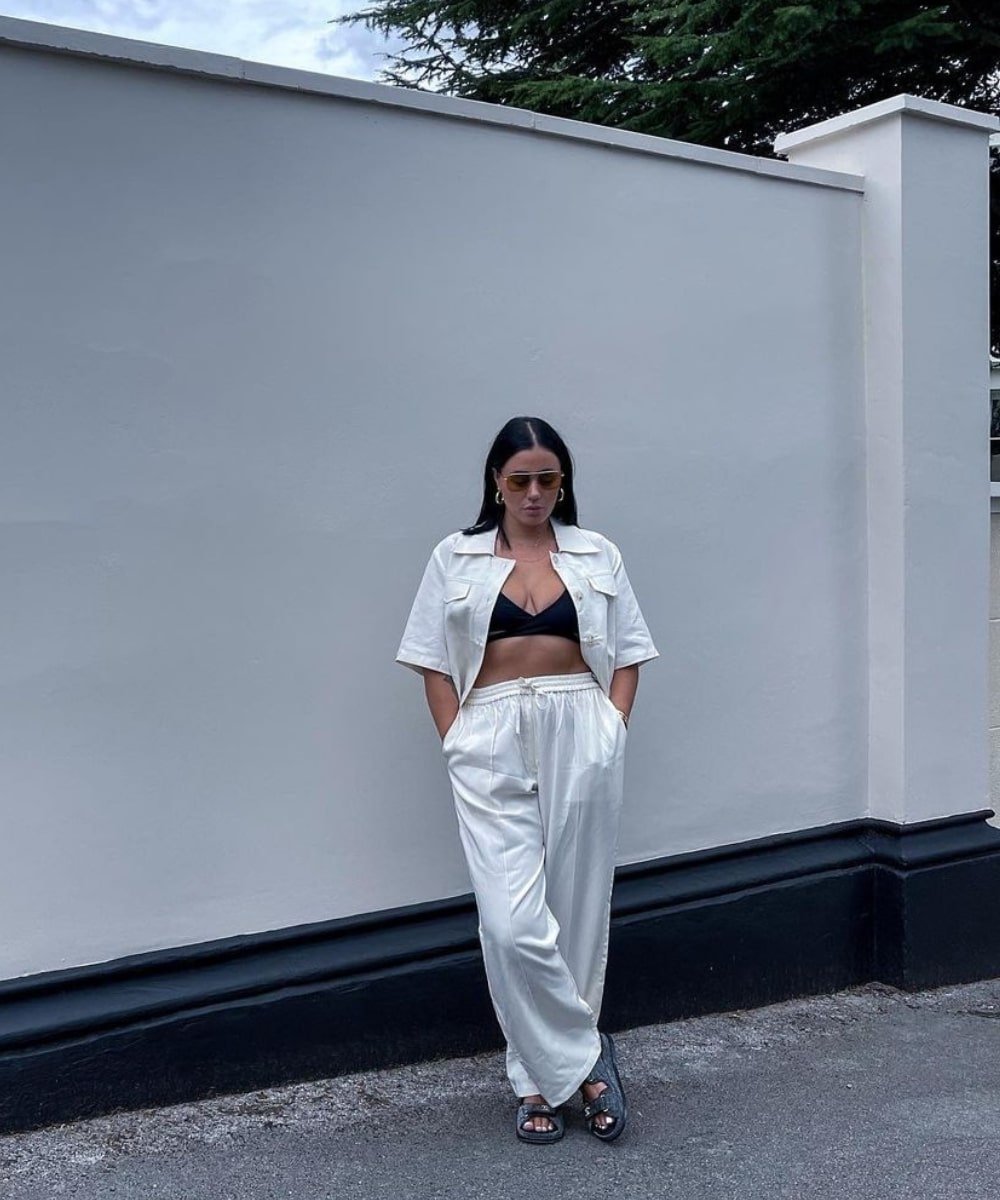 Grace Surguy - calça de moletom, top e camisa cropped - looks de inverno - Verão - em pé na rua - https://stealthelook.com.br