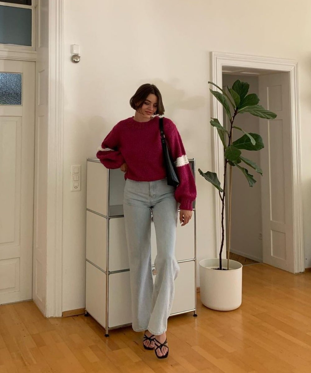 @maryljean - calça jeans, trico rosa, bolsa preta e sandália preta - dia dos namorados - Outono - em pé em uma sala - https://stealthelook.com.br