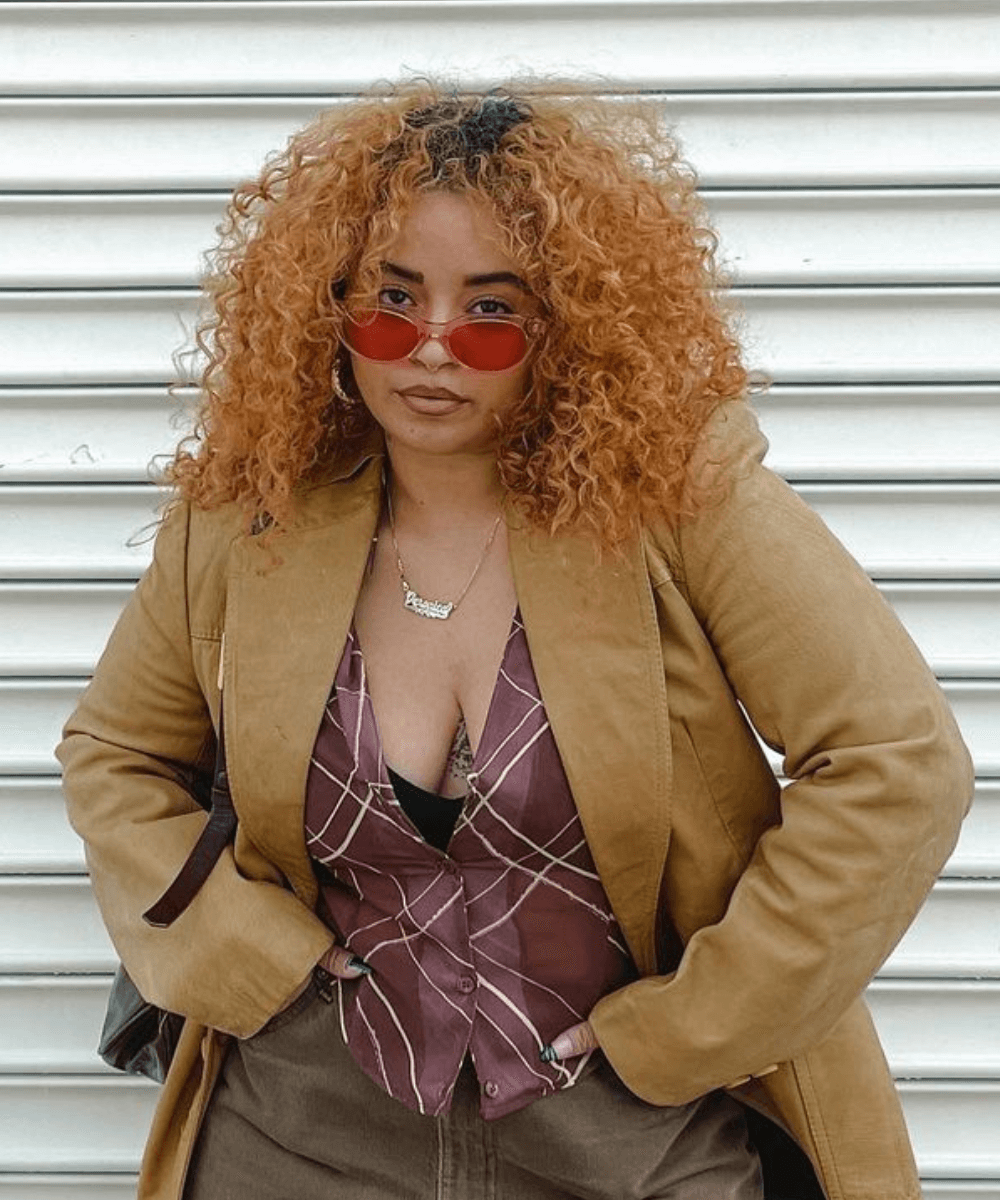 Veronica Bonilla - óculos colorido - acessórios tendência - Inverno 2022 - na rua - https://stealthelook.com.br
