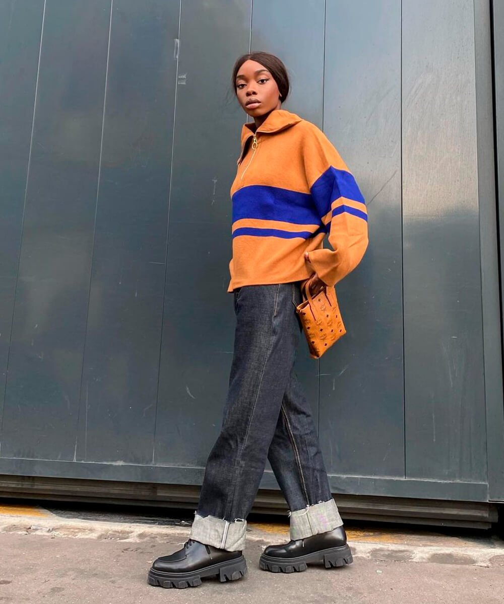 It girls - looks estilosos, calça jeans, suéter, coturno - looks estilosos - Outono - Street Style - https://stealthelook.com.br