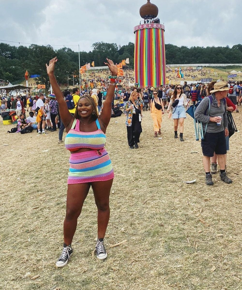 Jackie Adedeji - look - Glastonbury 2022 - festivais - festival de música - https://stealthelook.com.br