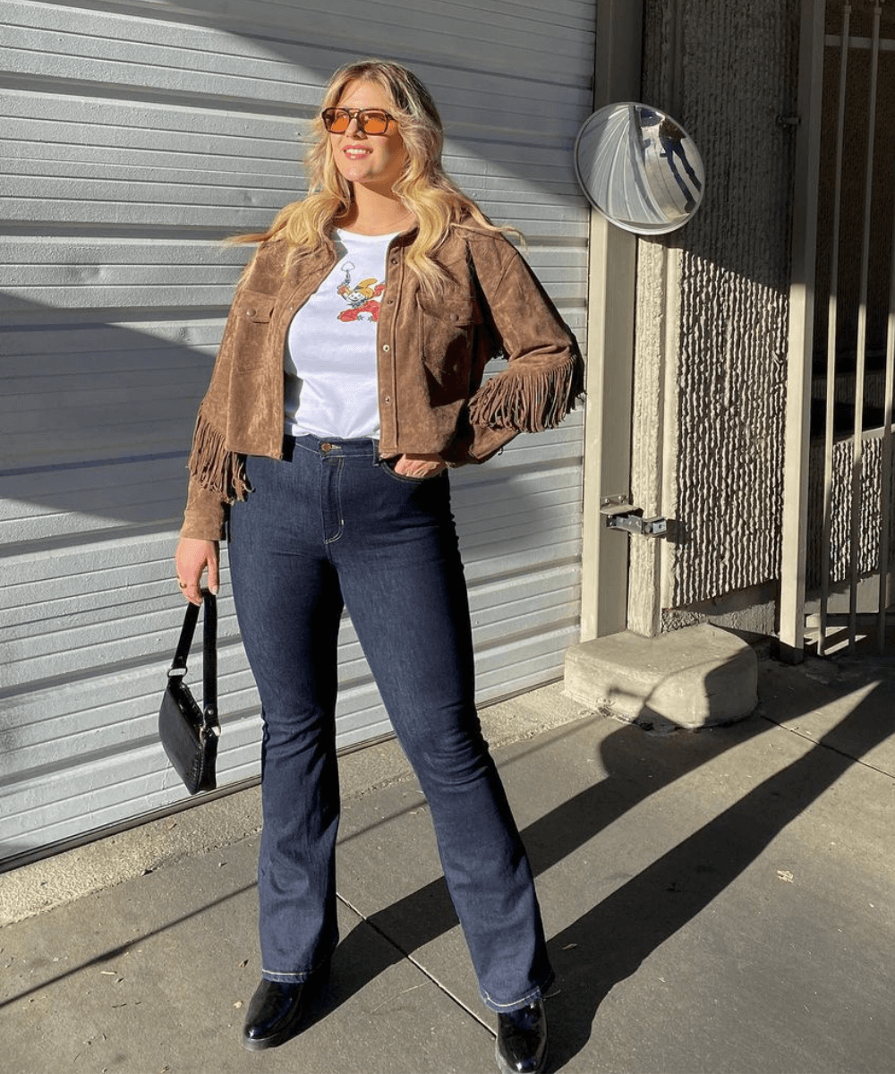 Rae Everyday - t-shirt com jaqueta de franjas e calça jeans boot cut - calça jeans - Inverno 2022 - na rua - https://stealthelook.com.br