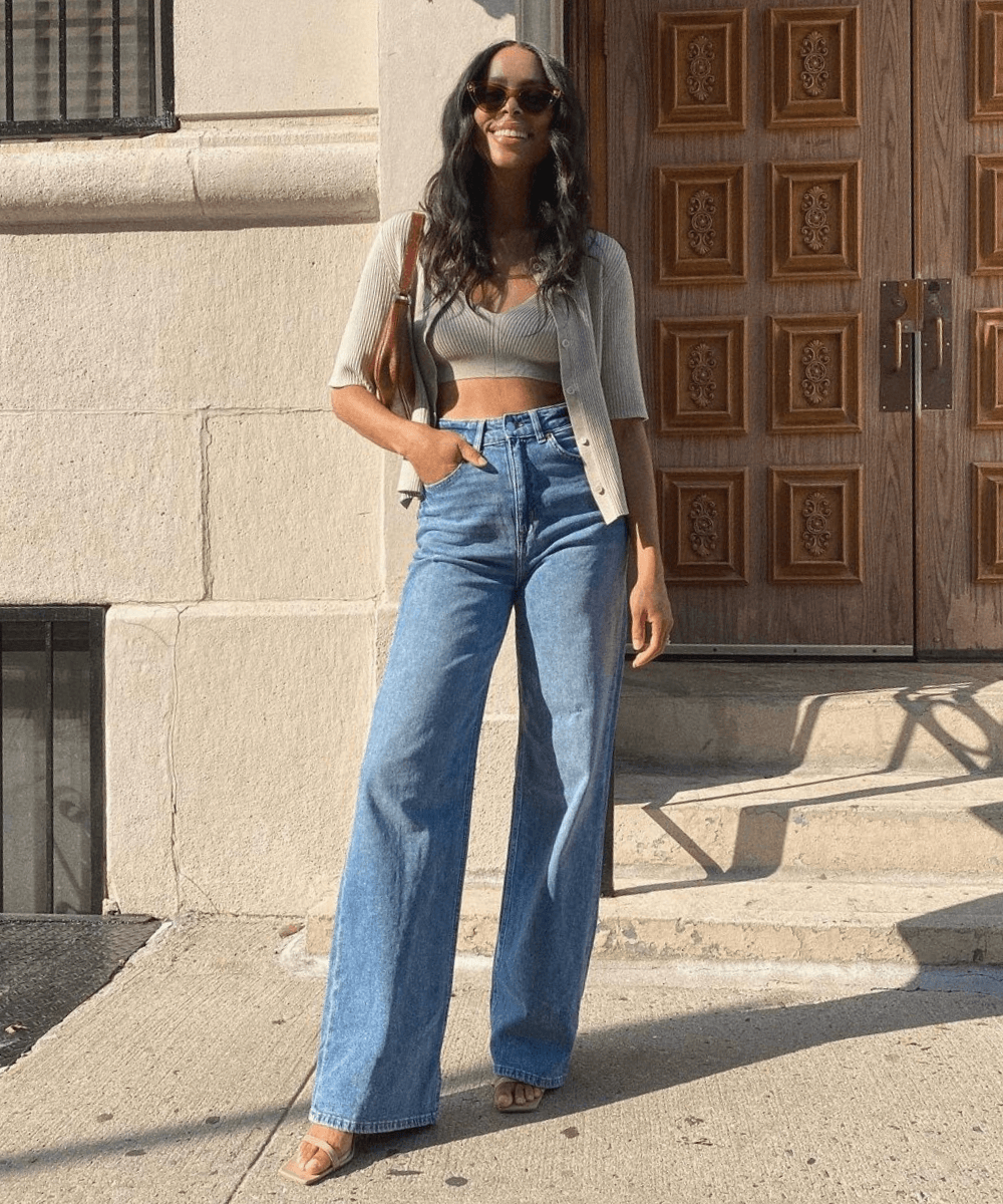 Janelle Marie Lloyd - cropped e blusa de tricô com calça jeans pantalona - calça jeans - Inverno 2022 - na rua - https://stealthelook.com.br